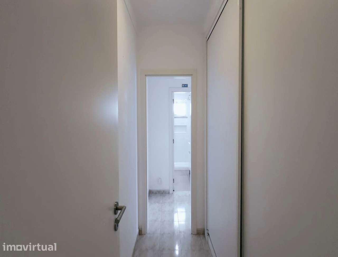 Apartamento T2 com varanda e garagem em Faro - Grande imagem: 3/20