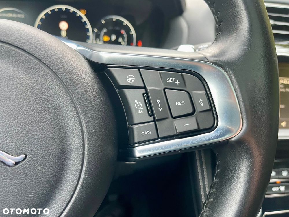 Jaguar F-Pace 25t AWD Portfolio - 24