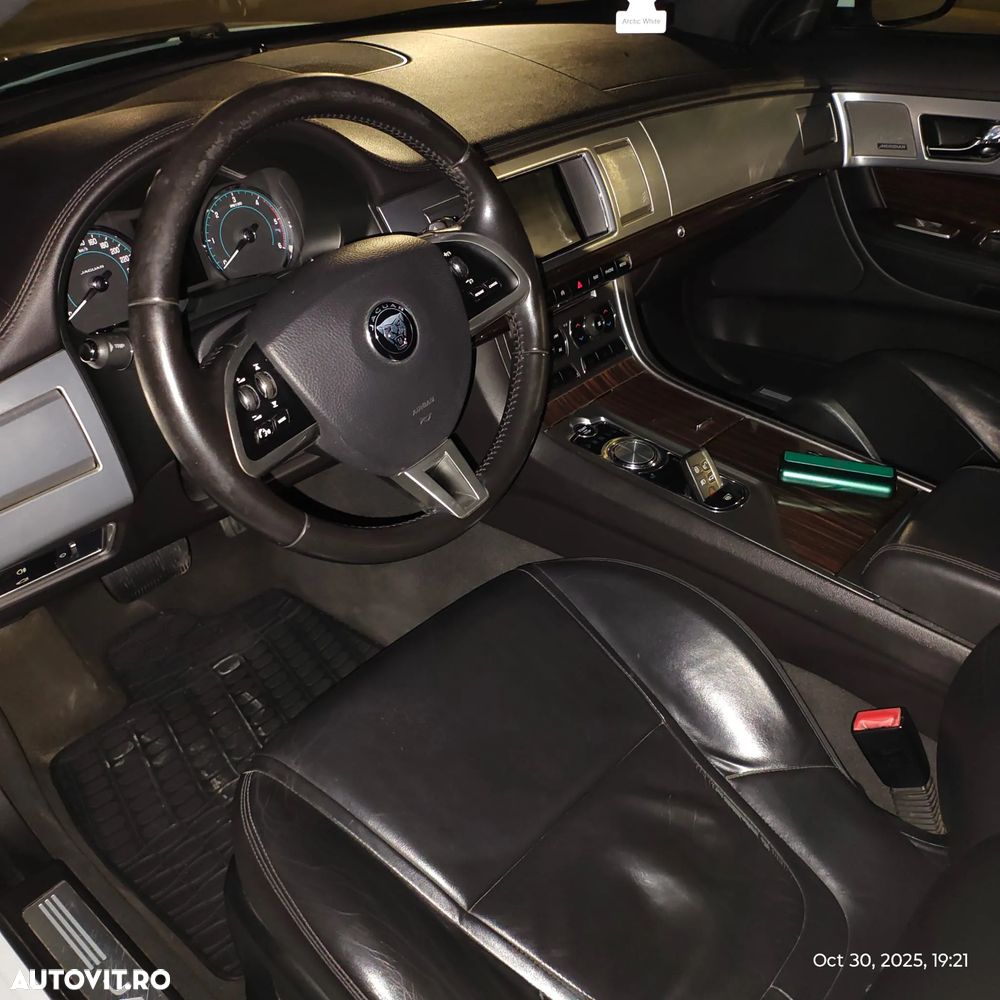 Jaguar XF 2.2D Portfolio - 3