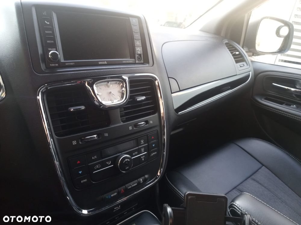 Chrysler Town & Country - 17
