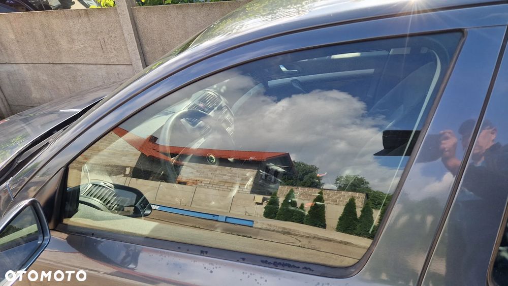 SKODA OCTAVIA II SZYBA DRZWI LEWY PRZÓD - 1