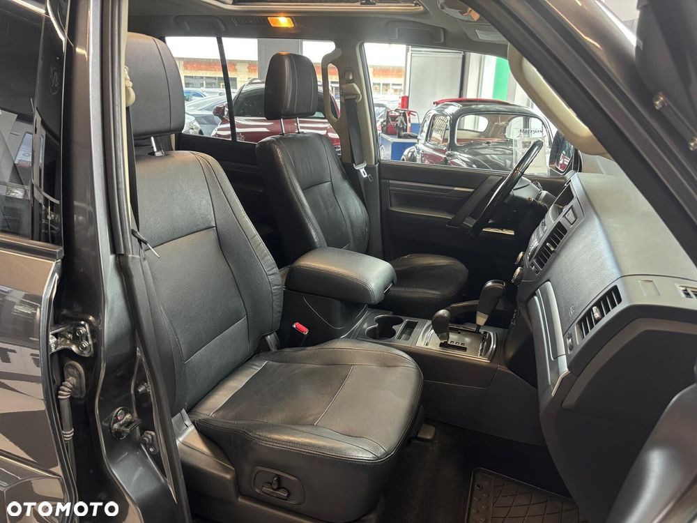 Mitsubishi Pajero - 28