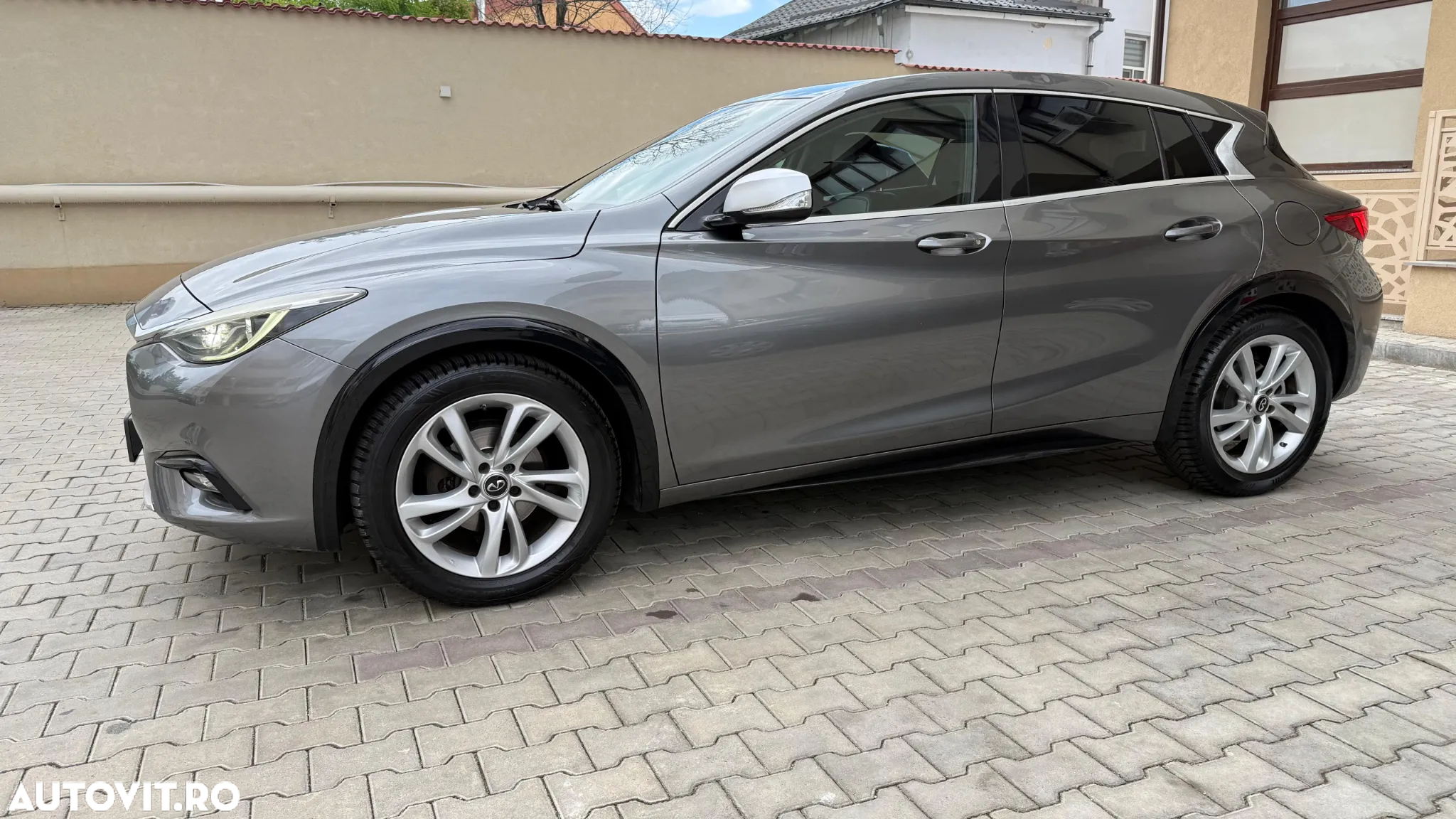 Infiniti Q30 1.5d DCT Premium City Black - 10