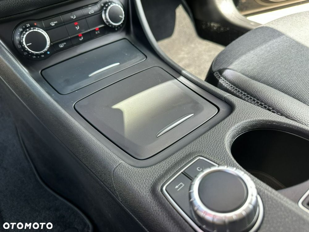 Mercedes-Benz GLA 200 7G-DCT Style - 28