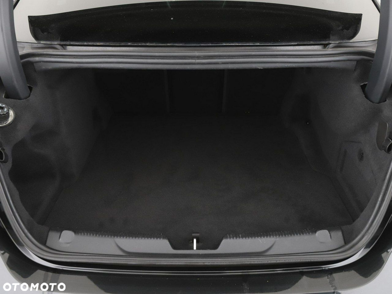 Jaguar XE 2.0 D180 AWD R-Dynamic SE - 19