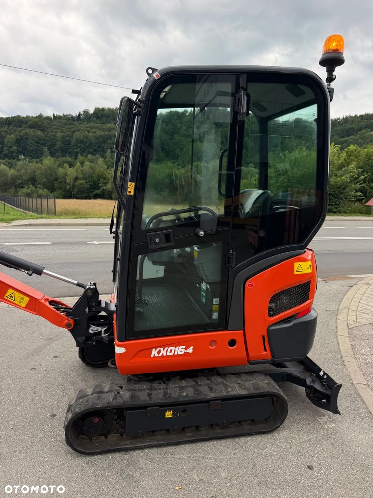 Kubota KX016-4 Koparka Gąsienicowa 2 tony. DEKRA aktualna do 2026r. 3 łyżki.+ pług fabryczny do równania kruszywa lub odśnieżania. Szybkozłącze Hydrauliczne. zmiana łyżek bez wychodzenia z kabiny! Rozsuwane Hydr. podwozie! Sprowadzona z Gospodarstwa Norweskiego! Zero luzów i wycieków. Maszyna jak Nowa z Salonu! 2020 rok. 1000 mtg! Pełna Dokumentacja. Gąsienice bez zużycia! Łyżka Skarpowa+ 2 kopiące. szybka wolna jazda. Ani deka luzów i wycieków. OKAZJA  Dodatkowe sekcje Hydr. Po serwisach kolejny za 400 mtg! - 31