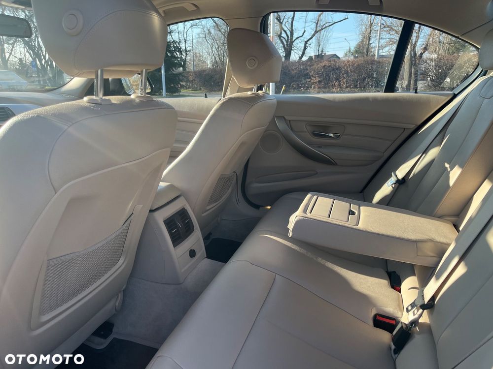 BMW Seria 3 328i - 25