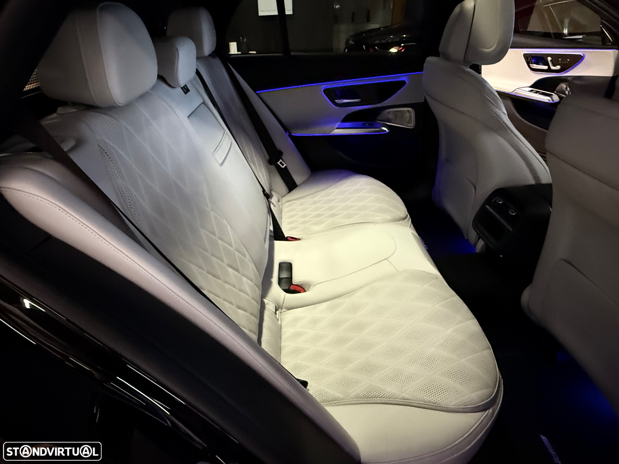Mercedes-Benz E 300 Standard - 36