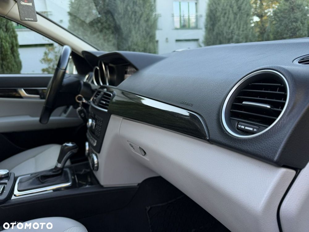 Mercedes-Benz Klasa C 250 CDI DPF 4Matic 7G-TRONIC BlueEFFICIENCY Avantgarde - 23