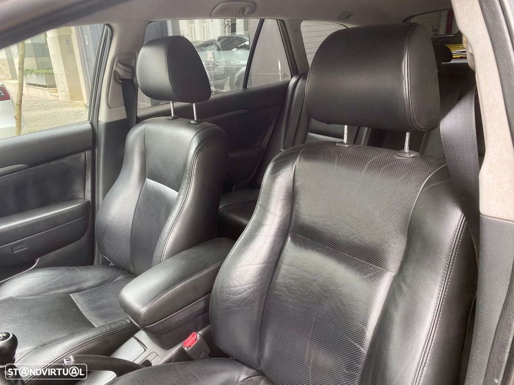 Toyota Avensis SW 2.2 D-4D - 12