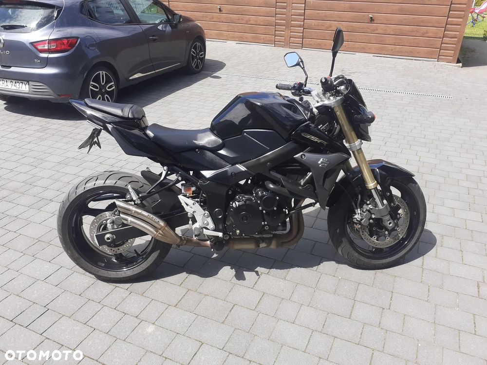Suzuki GSR - 24