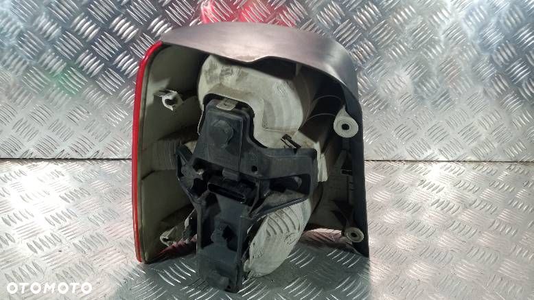 LAMPA PRAWA TYLNA VOLKSWAGEN TOURAN - 2