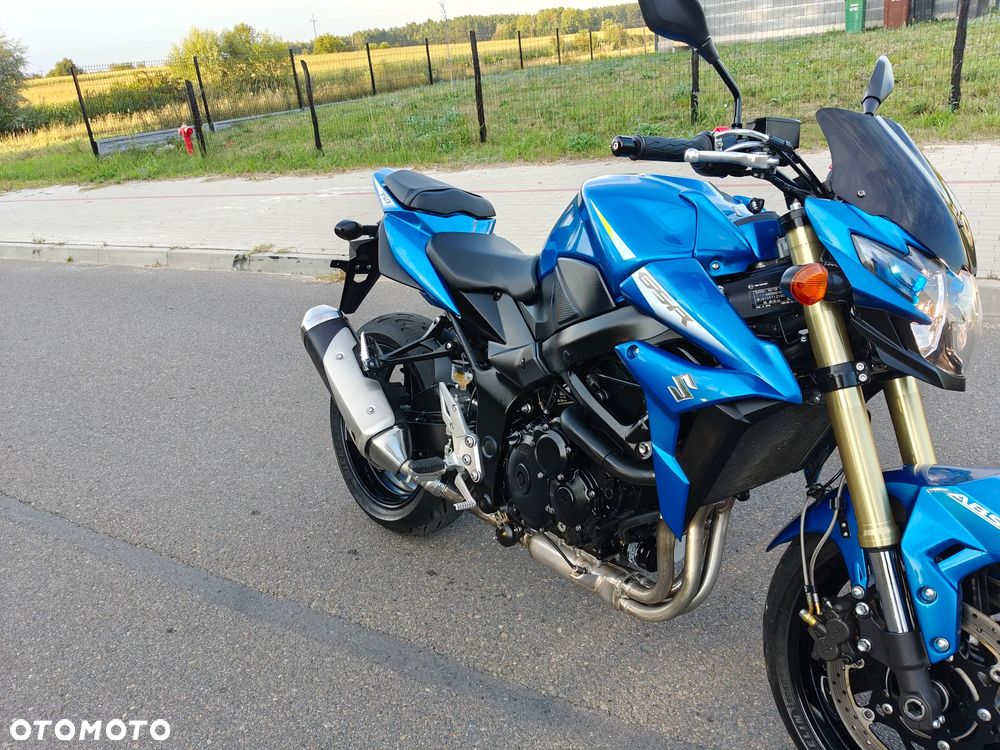 Suzuki GSR - 2
