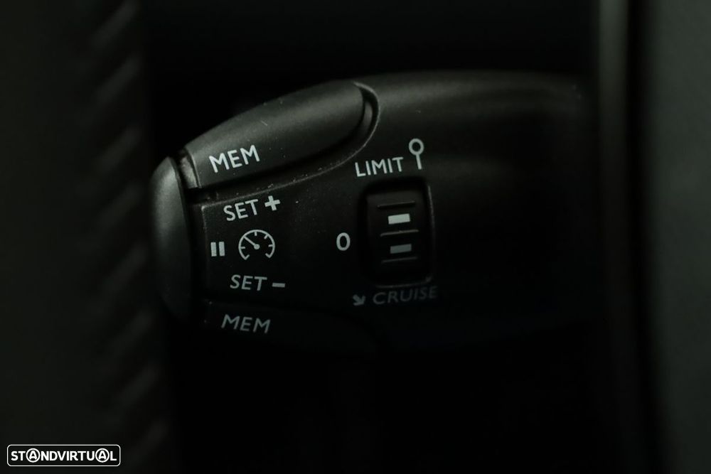 Peugeot 2008 1.2 Hybrid Allure e-DCS6 - 17