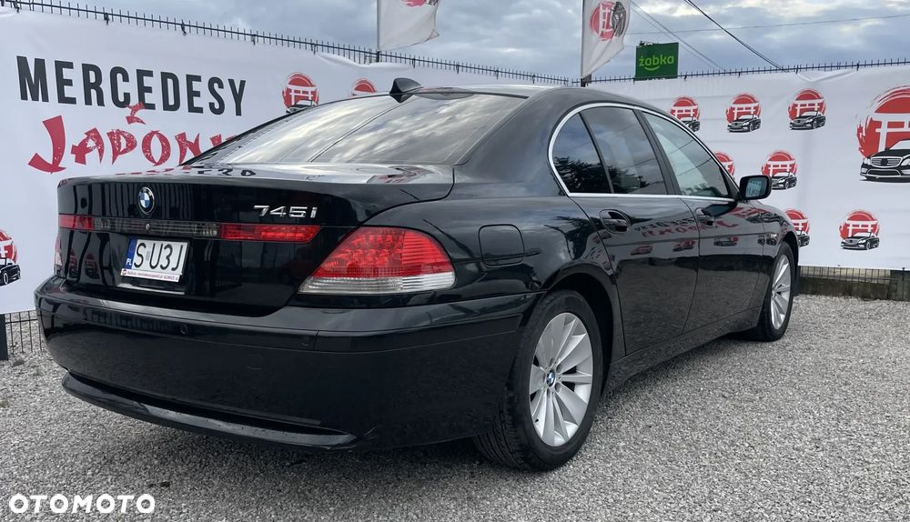 BMW Seria 7 745i - 8