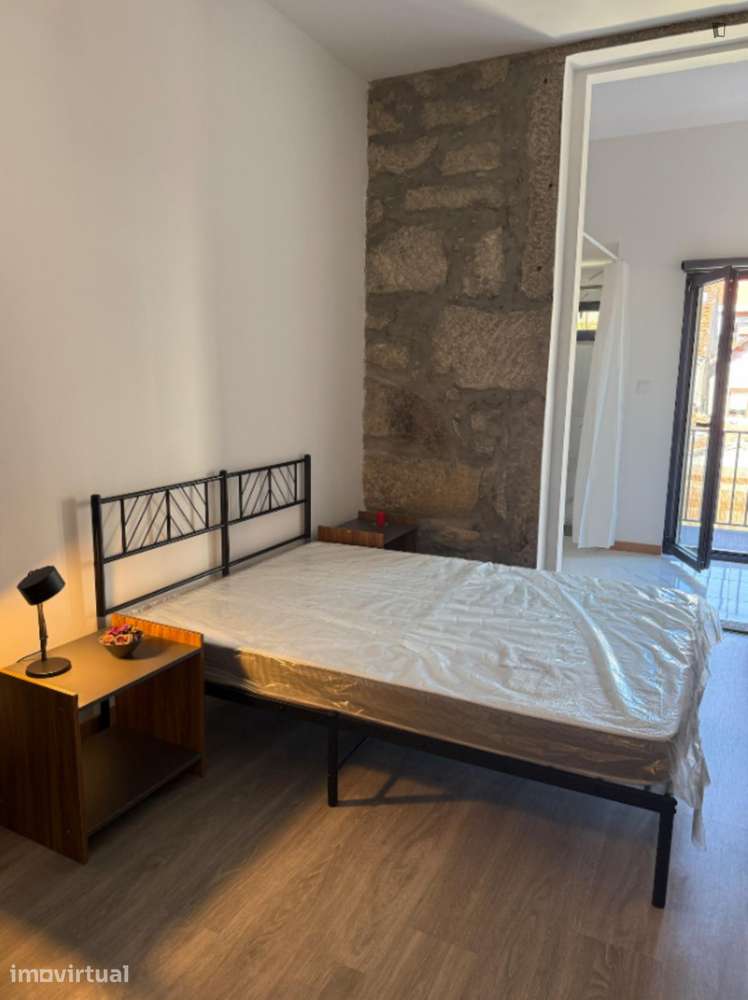 Quarto - localizado em Santa Marinha Porto - Grande imagem: 2/24