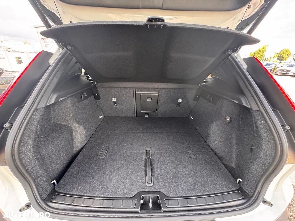 Volvo XC 40 B3 AT FWD MHEV Plus Dark - 15