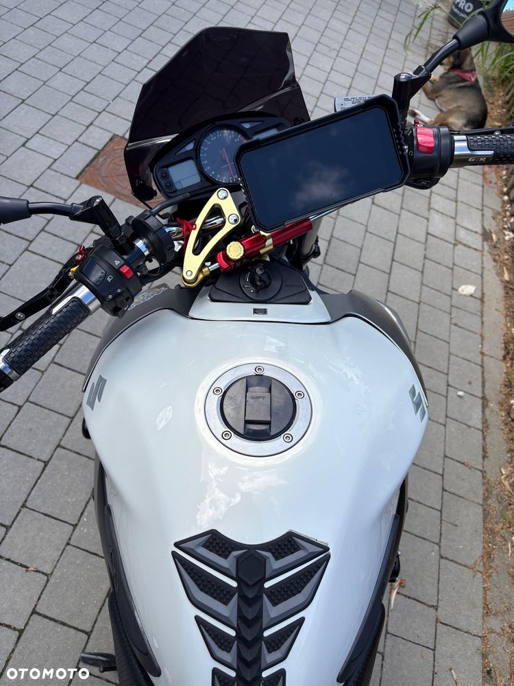 Suzuki GSR - 10