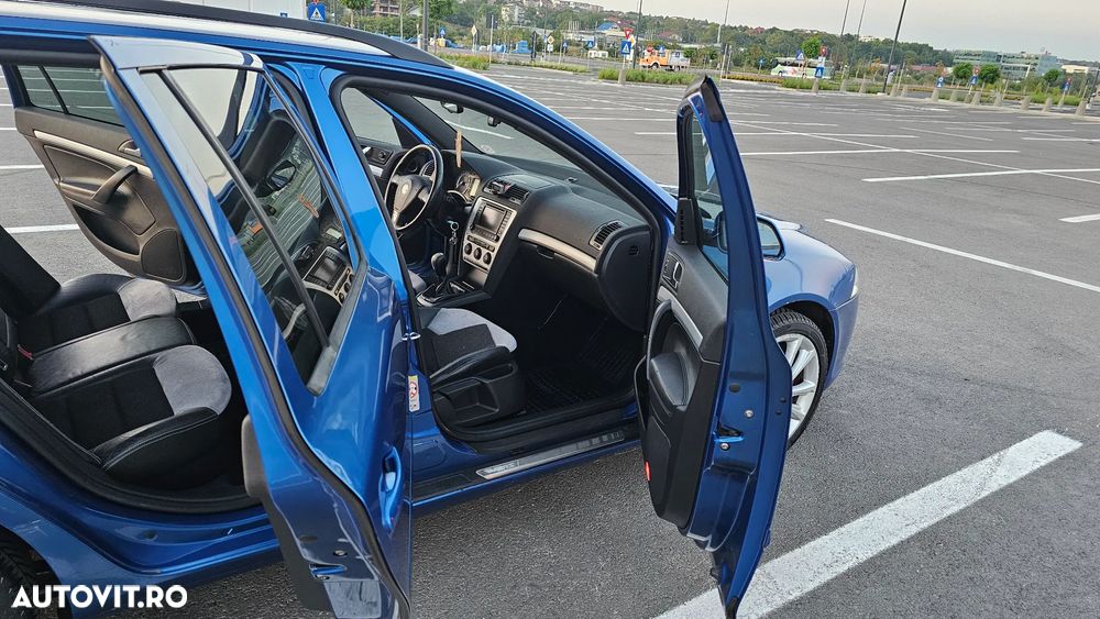 Skoda Octavia Combi 2.0 TDI RS - 9