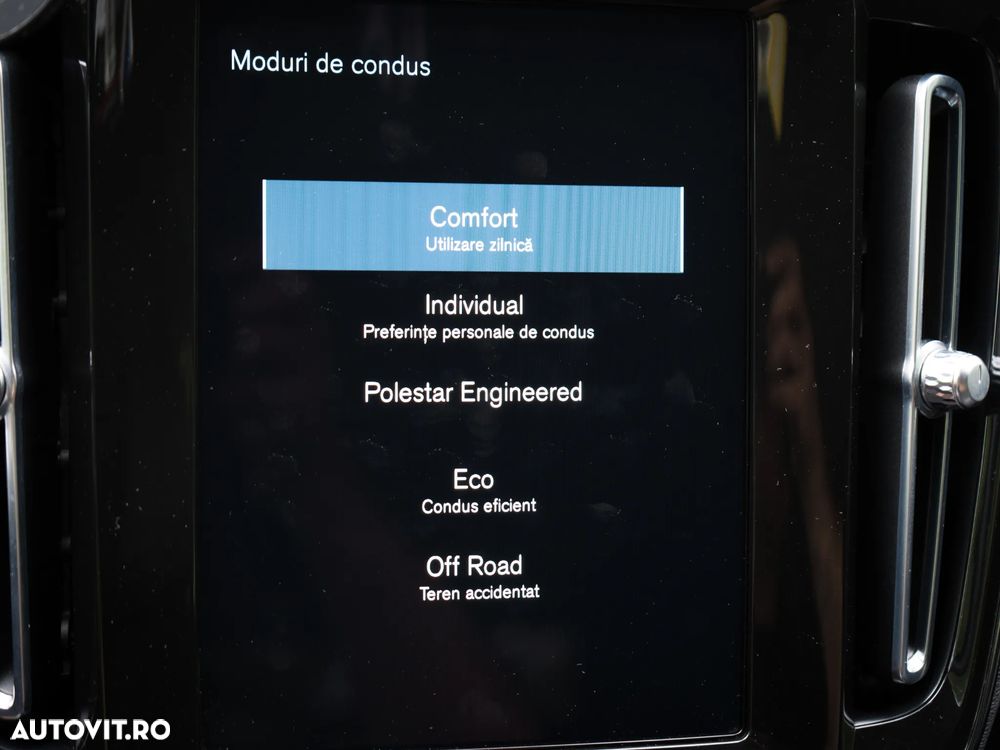 Volvo XC 40 B4 AT8 AWD Mild Hybrid Momentum Pro - 31