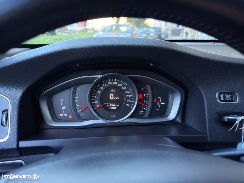 Volvo V60 2.0 D2 Momentum Drive - 24