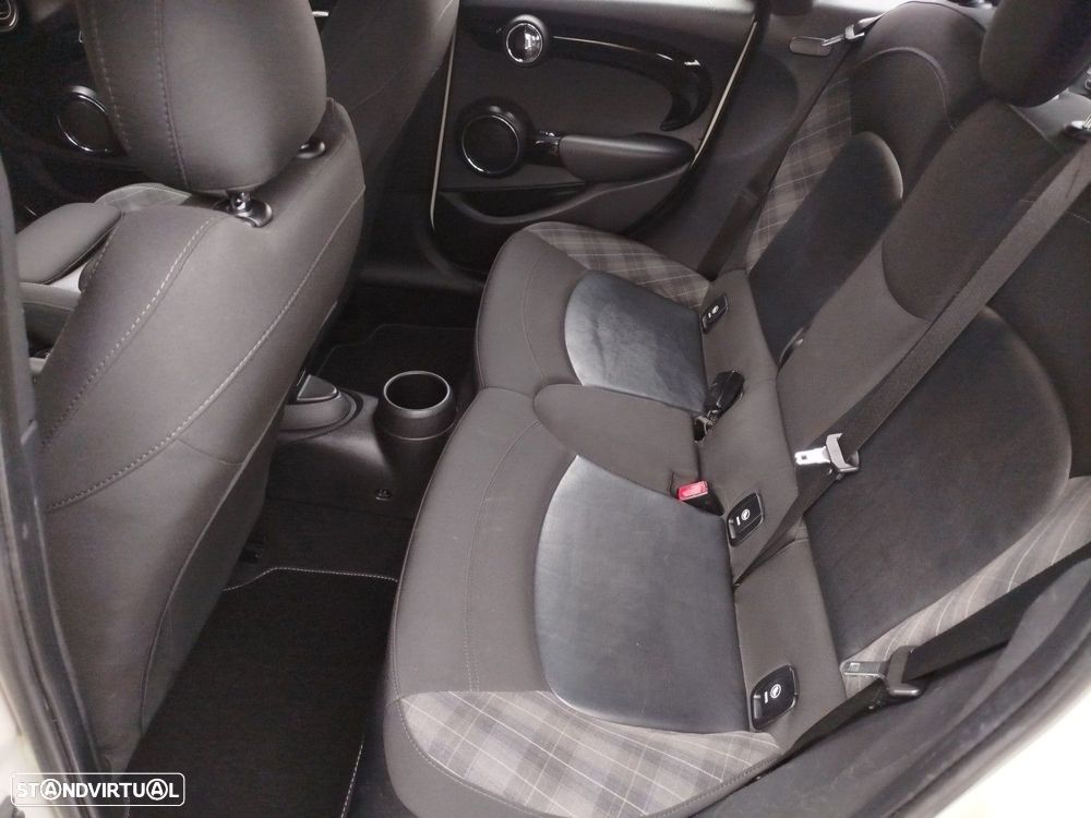 MINI 5 Portas Cooper D Auto - 23