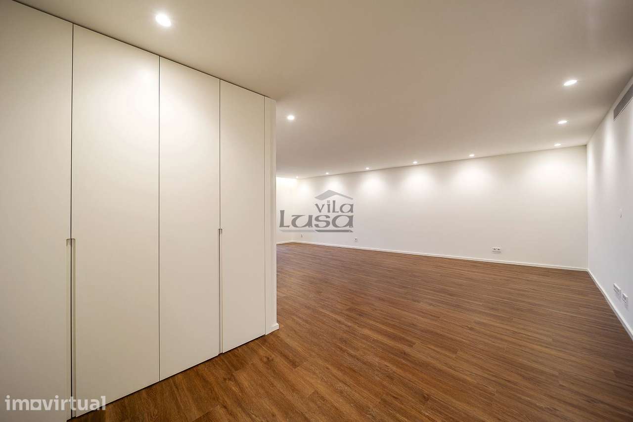 Apartamento T3 com Varanda e 2 Lugares de Garagem na Avenida da Rep... - Grande imagem: 3/30