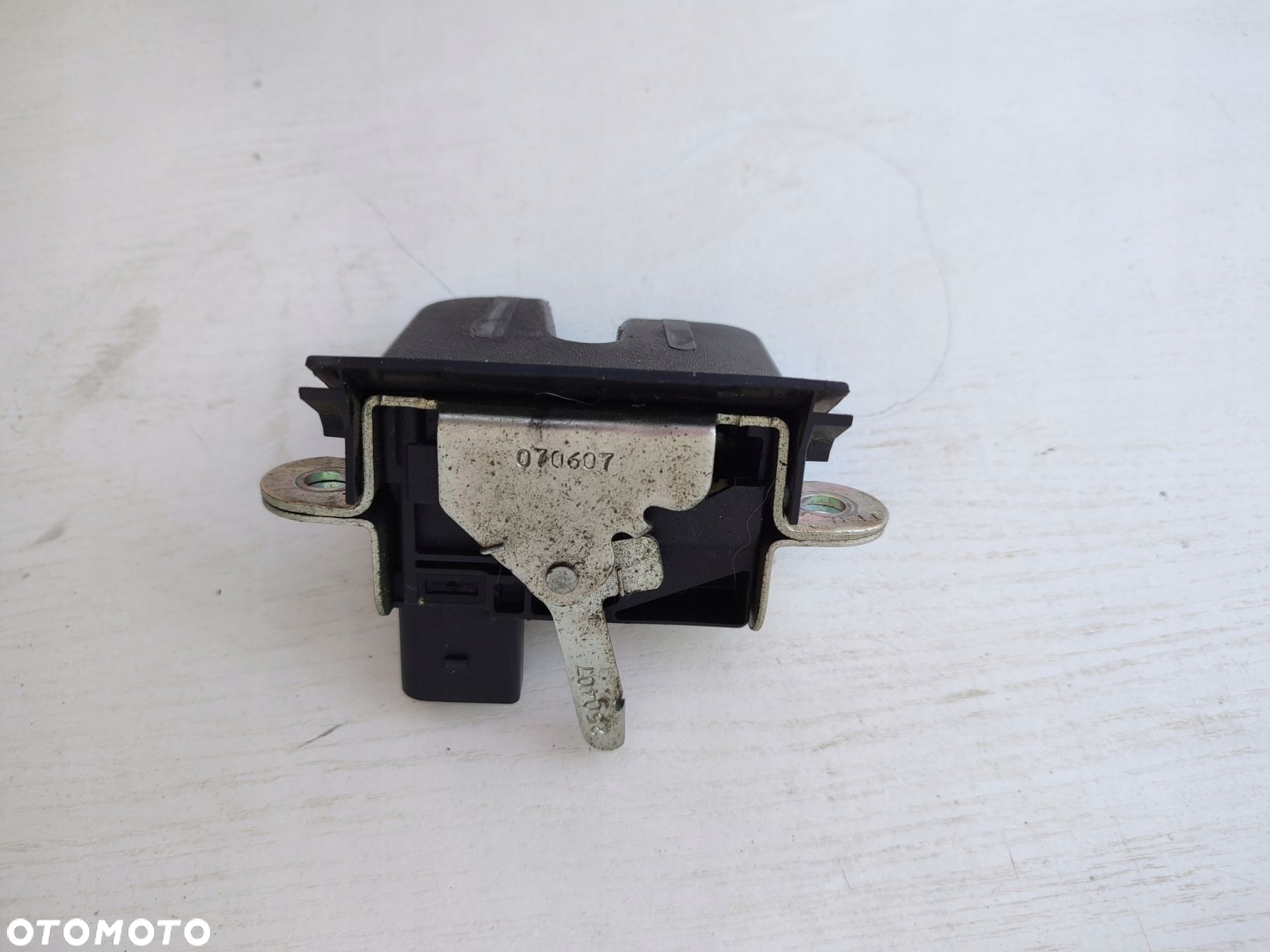 Zamek tylnej klapy bagażnika SEAT LEON II 5P8827505 ORYGINAŁ - 2