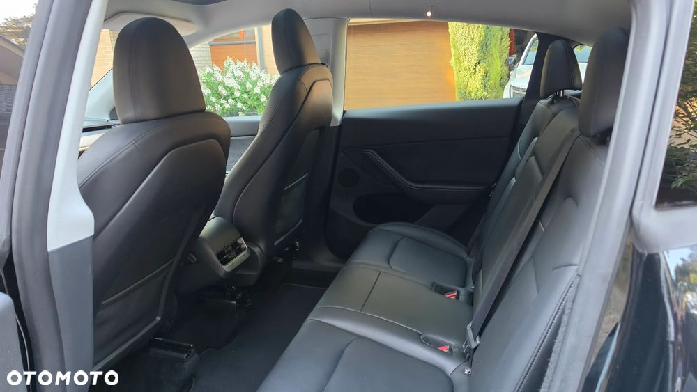 Tesla Model Y Long Range AWD - 8