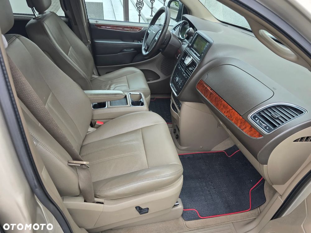 Chrysler Town & Country 3.6 Limited - 26