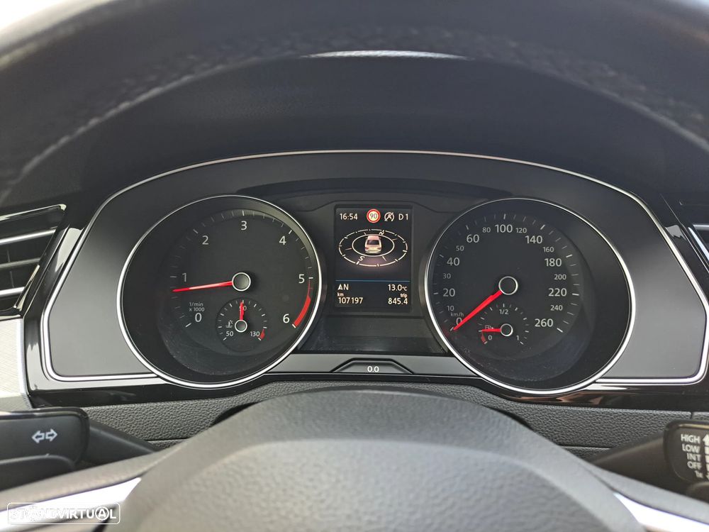 VW Passat 1.6 TDI Business DSG - 21