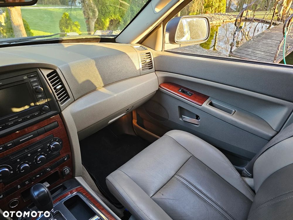 Jeep Grand Cherokee - 23