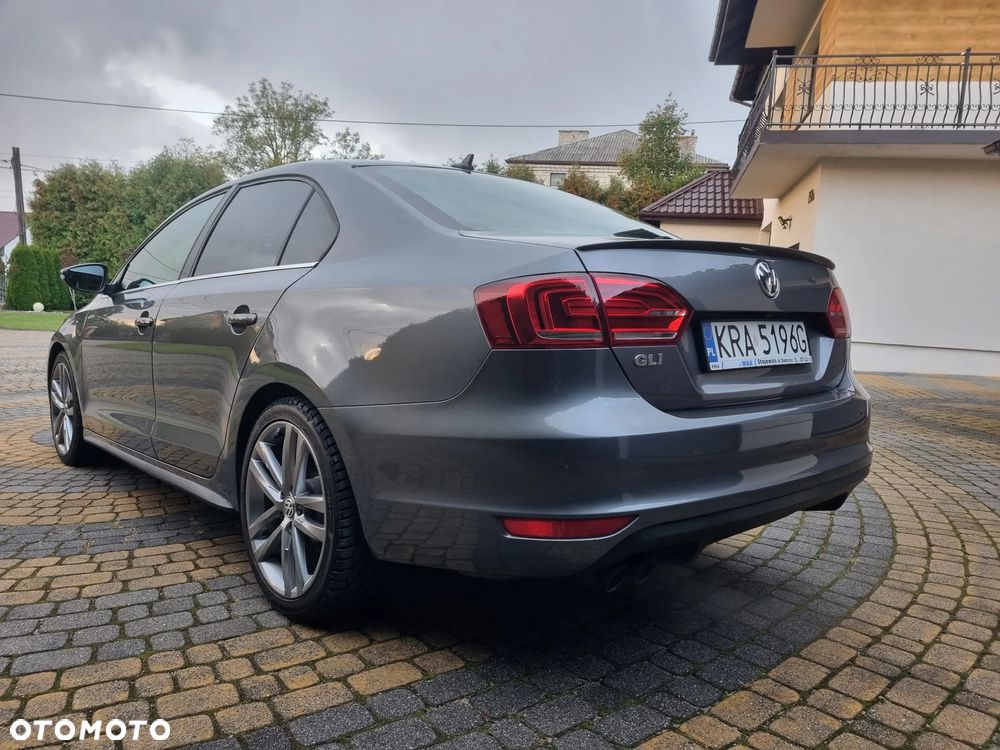 Volkswagen Jetta - 4