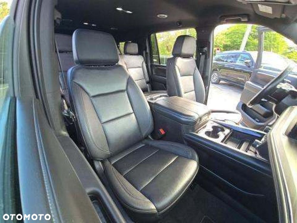 Chevrolet Suburban - 8