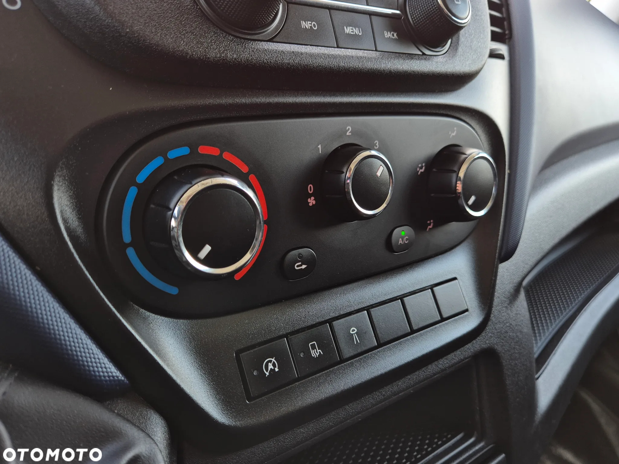 Iveco Daily 35S14 Hi-Matic, kontener 8PAL, klimatyzacja - 12