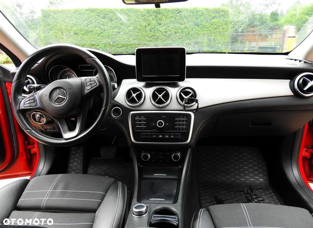 Mercedes-Benz CLA 180 7G-DCT - 12