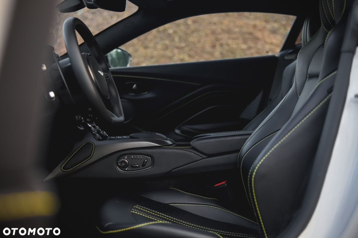 Aston Martin Vantage - 29