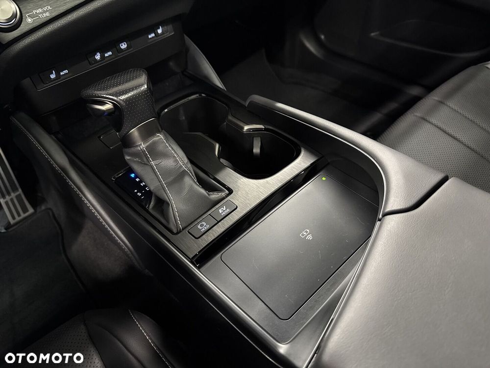 Lexus ES 300h F Sport Edition - 24