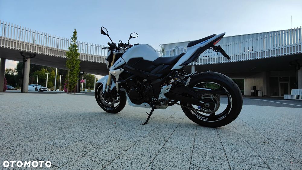 Suzuki GSR - 19