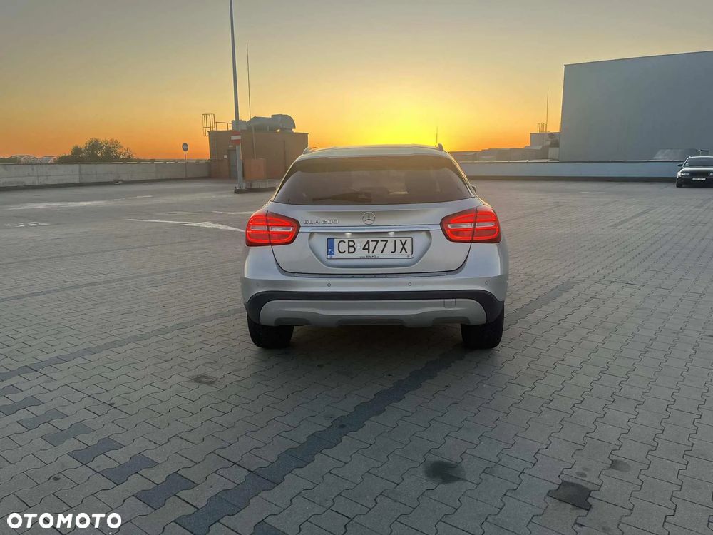 Mercedes-Benz GLA 200 - 4