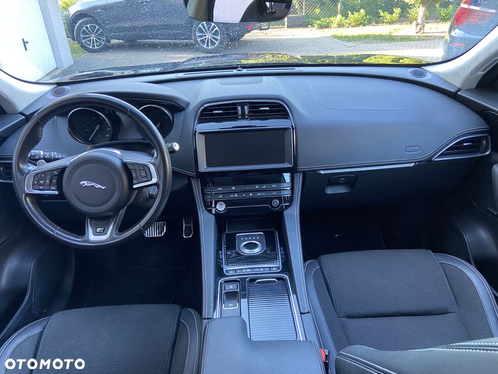Jaguar F-Pace 20d AWD R-Sport - 12