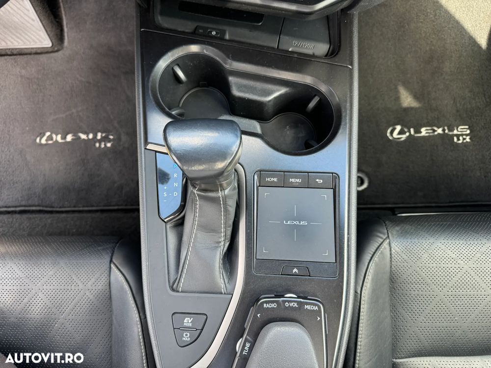 Lexus UX 250h FWD Business - 18