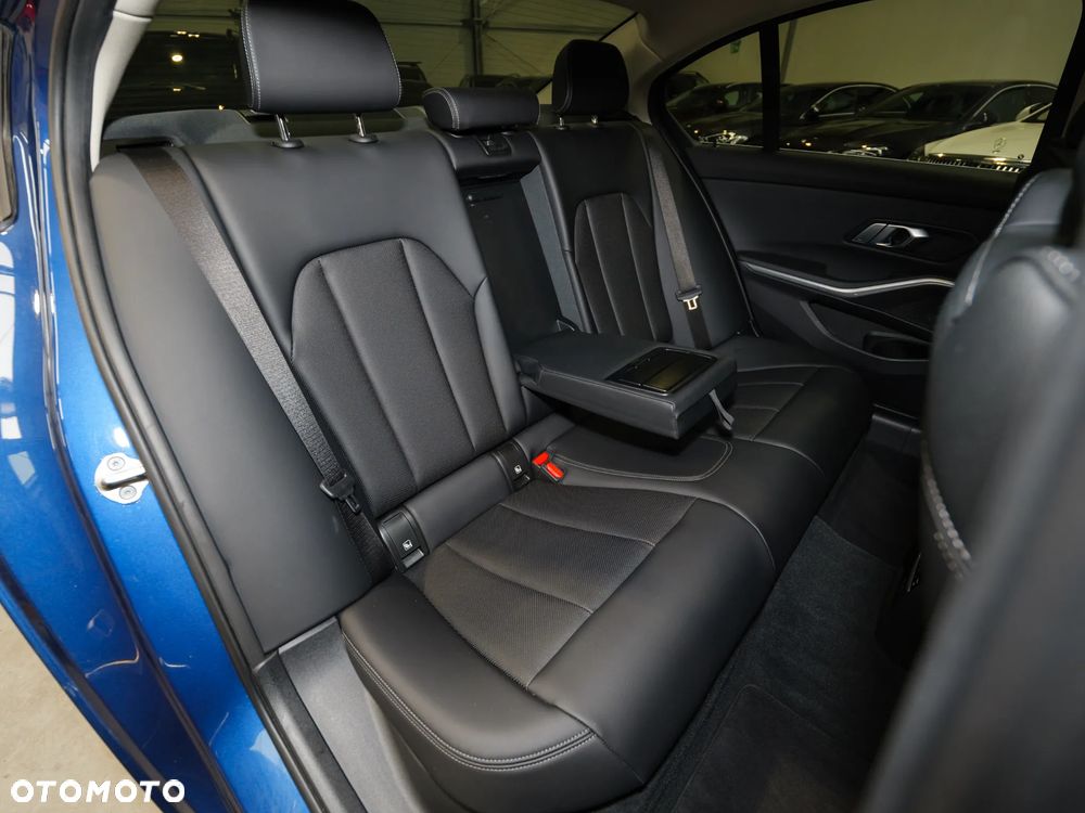 BMW Seria 3 320d xDrive mHEV - 20