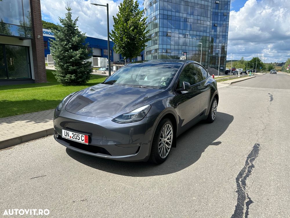 Tesla Model Y - 1