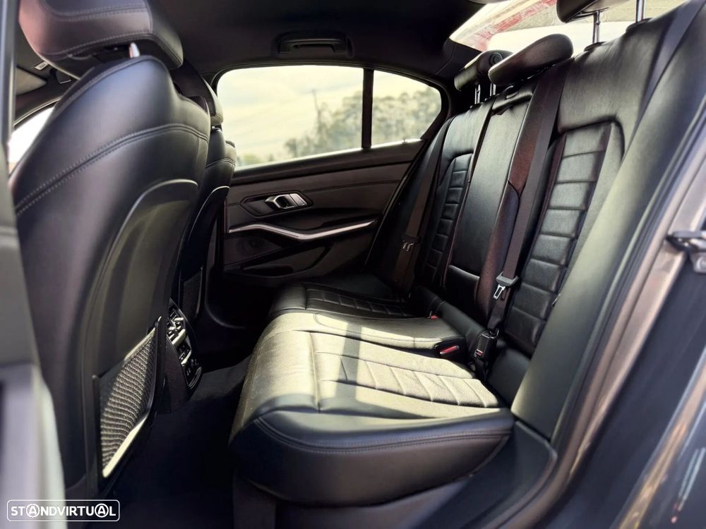 BMW 320 d Pack Desportivo M Auto - 16
