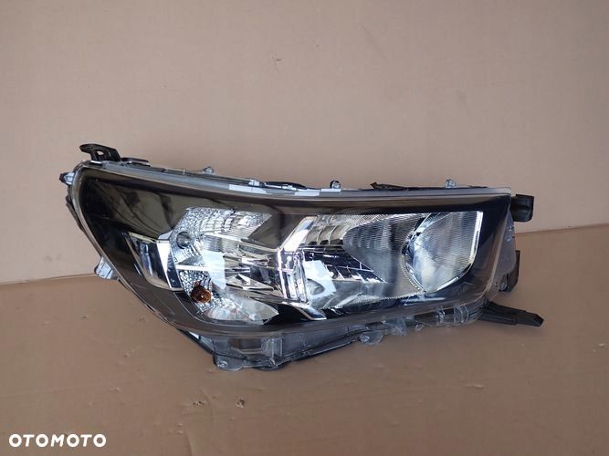 TOYOTA HILUX VIII LIFT 20- reflektor prawy lampa prawa 1EJ-923364-040 - 1