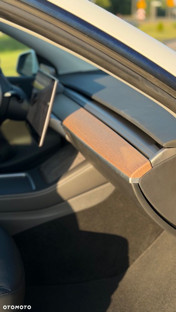 Tesla Model Y Long Range AWD - 15
