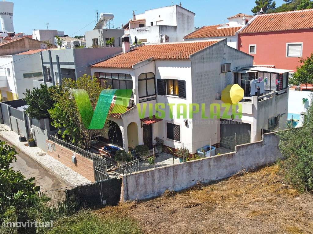 Moradia com Garagem e Piscina de Água Salgada em Zona Tranquila de ... - Grande imagem: 2/26