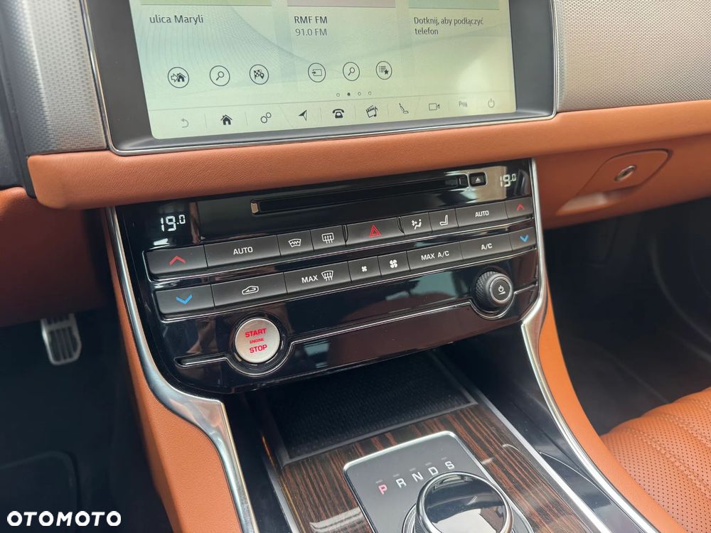Jaguar XF 25t Portfolio - 28
