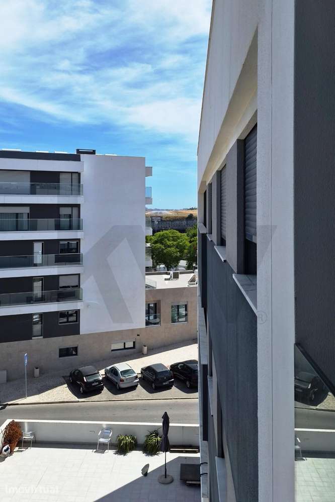 T3 | 4º piso | espaçosa varanda | box 2 carros | vista | Camarate | - Grande imagem: 4/32